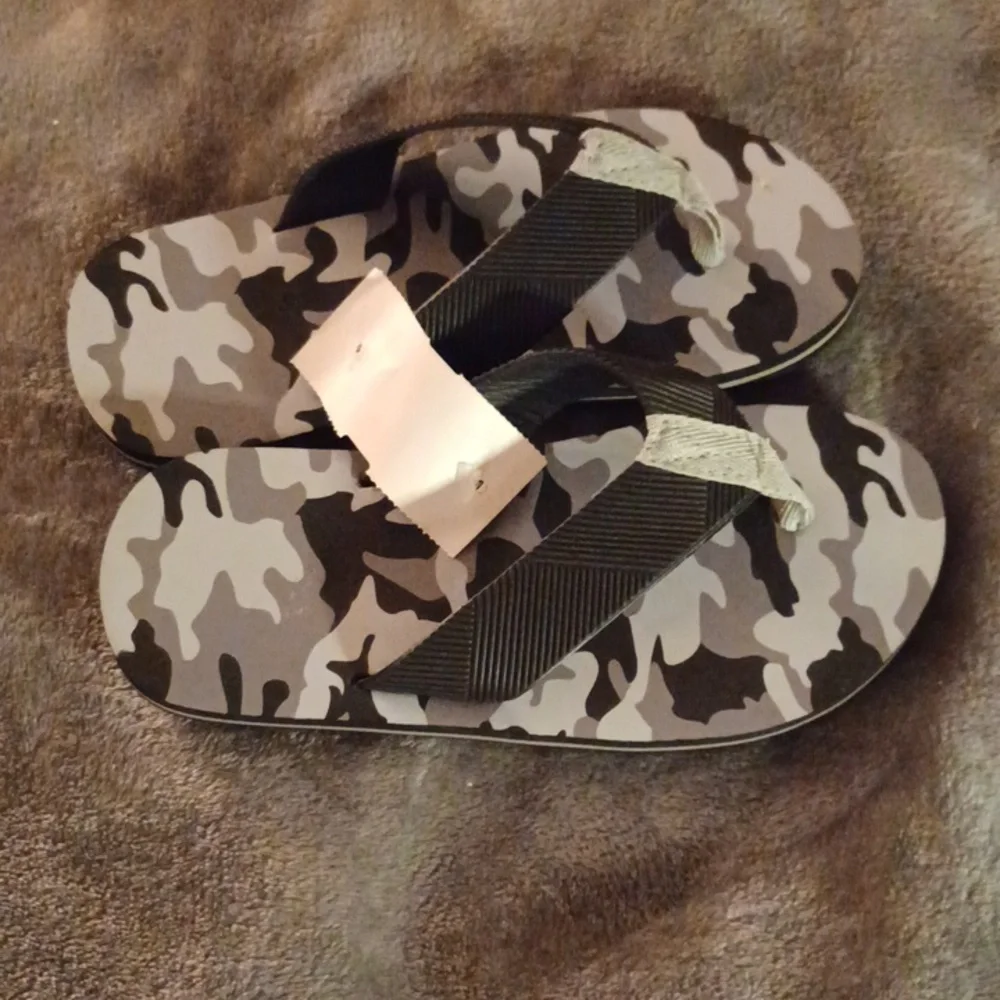 NWT BOYS BALENCE BLACK CAMO FLIP FLOPS SIZE 13/1